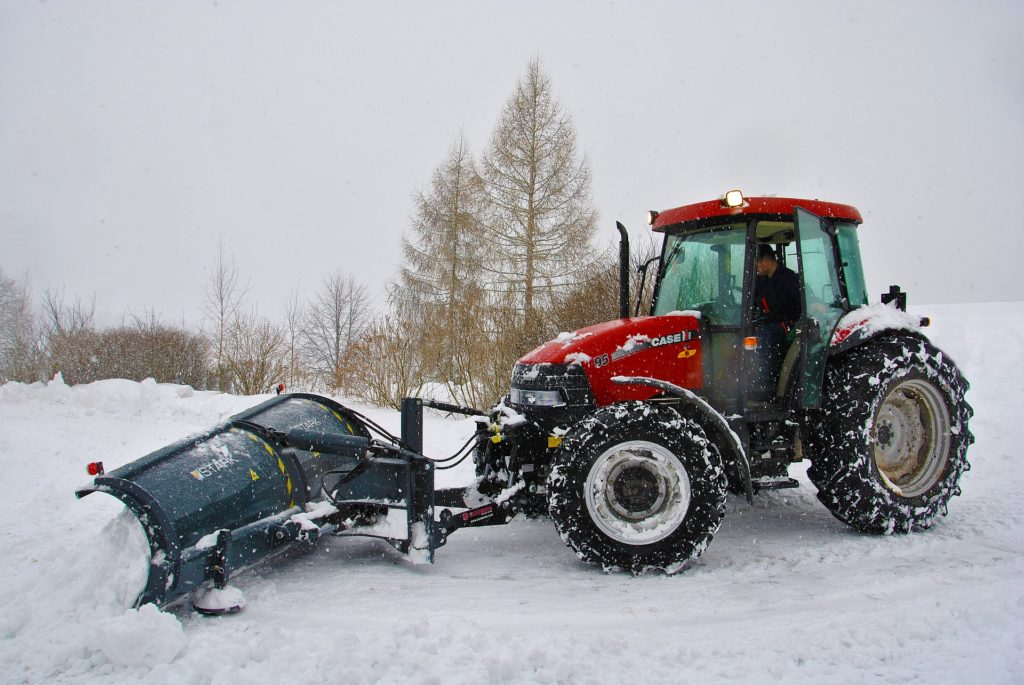 L'hiver, l'agriculture ne s'arrête pas et prête notamment ses services aux communes en aidant à déblayer la neige.